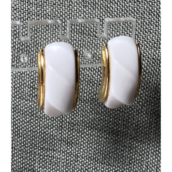 Avon 1988 Classic Twist White Plastic Gold Tone Post Earrings - Picture 5 of 8